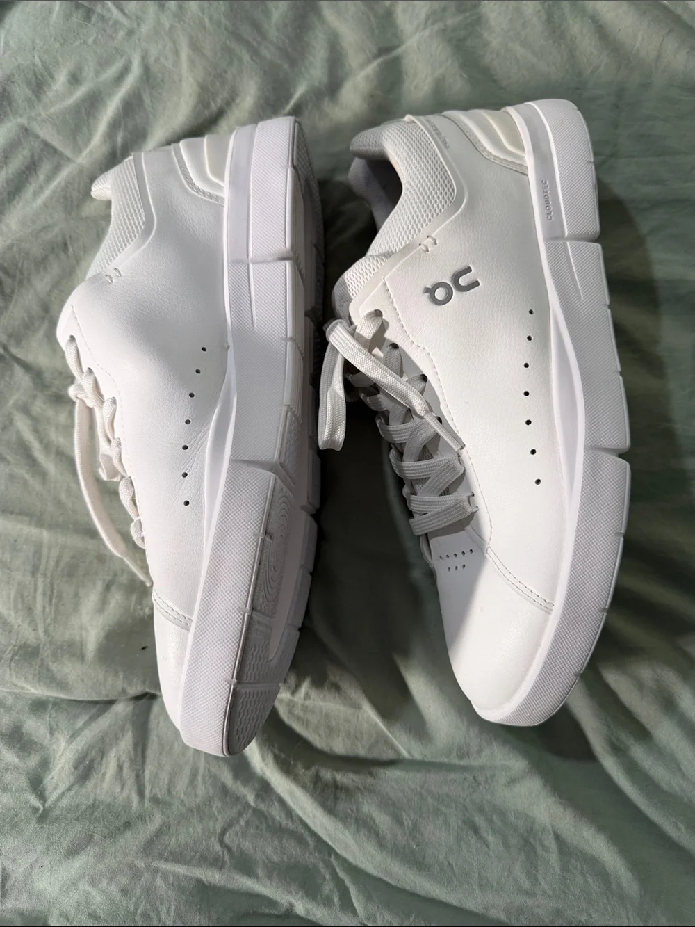 On Clouds On Running; The Roger Advantage- Basic All-White Casual Shoes